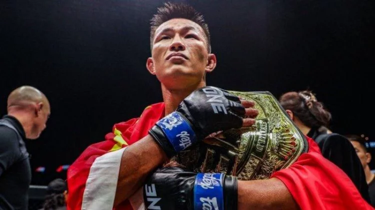 Juara Dunia ONE Championship Tang Kai Disambut Bagai Pahlawan di China
