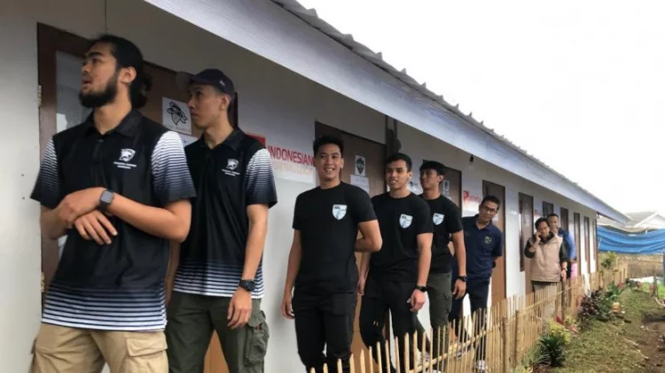 Para Pemain IBL Hibur Pengungsi Gempa Cianjur dan Serahkan Bantuan